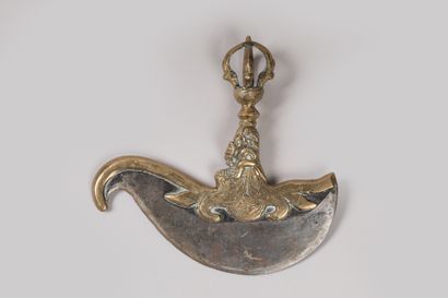 null TIBET.

Couperet « Kartika » en bronze et fer, objet rituel du bouddhisme tantrique...