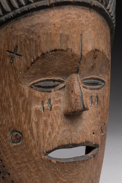 null Masque féminin « Mwana Phwevo » en bois sculpté, LWENA, République Démocratique...