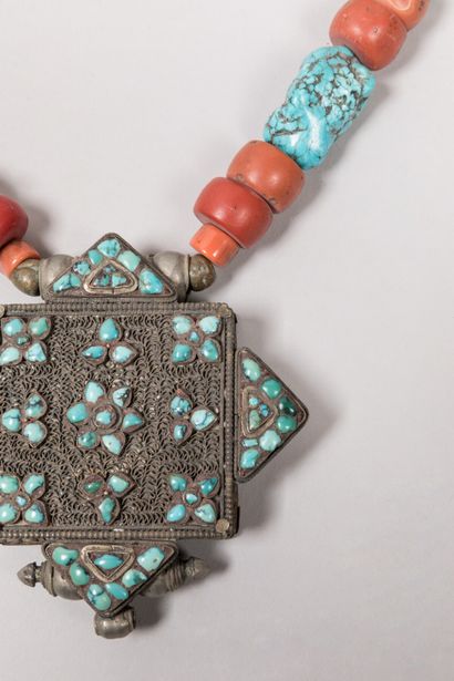 null TIBET.

Argent, turquoise, corail rouge.

Collier composé de perles de turquoise...