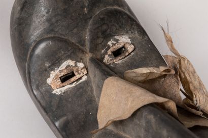null Masque anthropo-zoomorphe, DAN GAGON, Côte d'Ivoire.

Bois, patine noire, métal,...