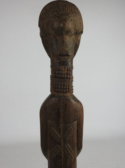 null Female statue, BAOULE, Ivory Coast.

Wood, patina of use.

Height : 44,5 cm.

Small...