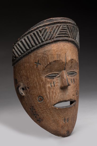 Masque féminin « Mwana Phwevo » en bois sculpté,...