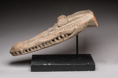 null EST SEPIK, Papouasie-Nouvelle-Guinée.

Bois sculpté très patiné.

Proue de pirogue...