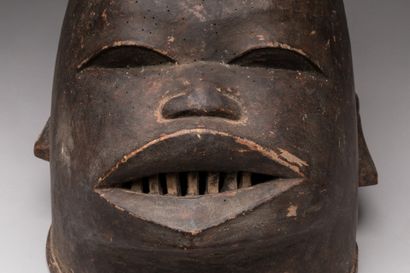 null Masque-heaume « Lipico », MAKONDE, Tanzanie/Mozambique.

Bois sculpté très patiné,...