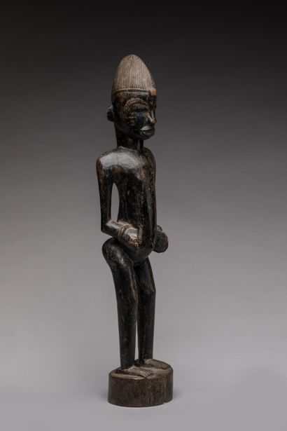 null SENOUFO, Côte d'Ivoire.

Bois, patine brun-noir.

Statue Pombia-batteur de rythme...