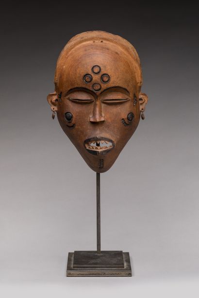 null LWENA, Democratic Republic of Congo.

Wood, natural patina, metal.

Female mask...
