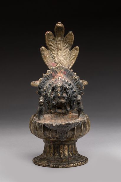 null NEPAL.

Bronze ou cuivre.

Très ancienne lampe de culte Sukunda sur pied avec...
