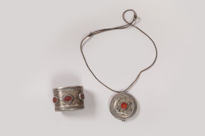 null TEKKE, Turkmenistan.

Silver, carnelian or red glass.

Open bracelet.

Necklace...