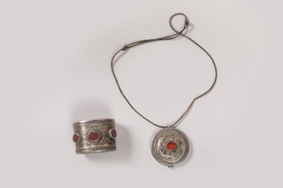 null TEKKE, Turkménistan.

Argent, cornaline ou verre rouge.

-Bracelet ouvert.

-Collier...