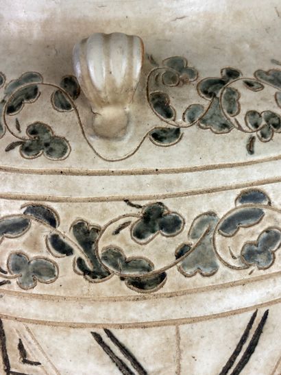 null CHINE.

Grande jarre Cizhou en grès émaillé à décor de motifs stylisés et caractères...