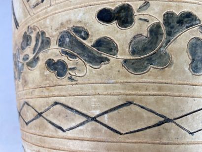 null CHINA.

Large Cizhou stoneware jar with stylized motifs and auspicious characters.

Yuan/Ming...