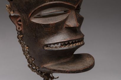 null Cihongo" male mask, TSHOKWE, Democratic Republic of Congo.

Carved and scarified...