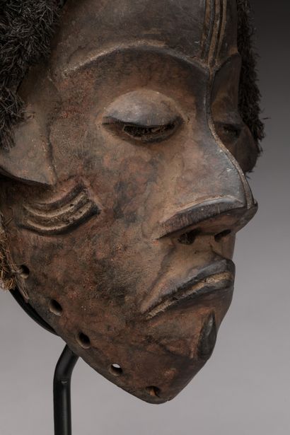null PENDE, Democratic Republic of Congo.

Wood, dark patina, blackened fibres.

Mask...