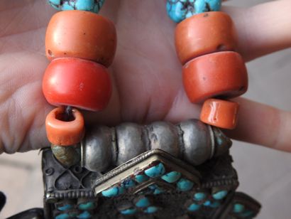 null TIBET.

Argent, turquoise, corail rouge.

Collier composé de perles de turquoise...