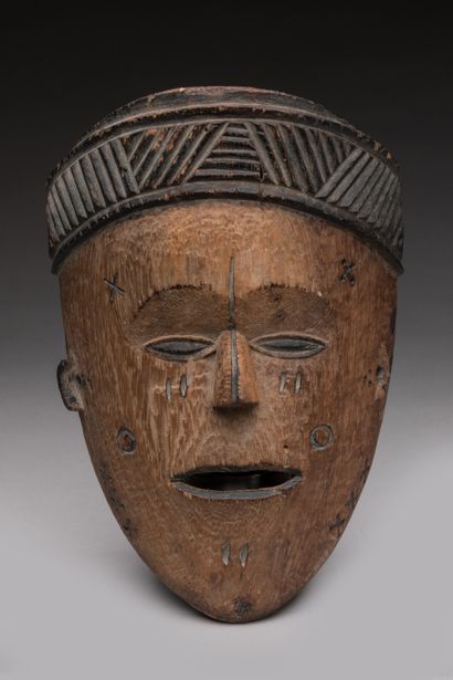 null Female mask " Mwana Phwevo " in carved wood, LWENA, Democratic Republic of Congo.

Height...