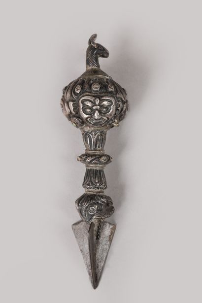 null Dague rituelle « Phurba », TIBET.

Argent local.

Long : 17 cm. 

Provenance...