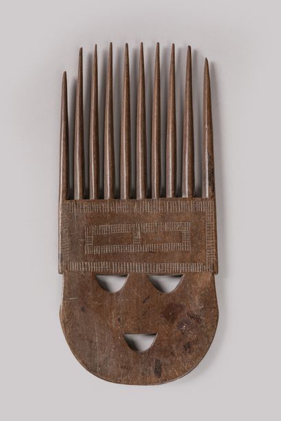 null ASHANTI, Ghana.

Wood, brown patina of use.

Antique comb with 10 teeth, the...