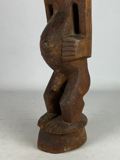 null Statue masculine, SONGYE, République Démocratique du Congo.

Bois, patine brune.

Haut :...