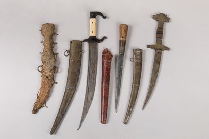 null Lot composed of :

Bou Saadi dagger and sheath, Algeria.

Leather, iron, wood,...