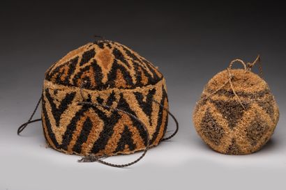 null Two raffia baskets, KUBA, Democratic Republic of Congo.

Dim: 18x20, 5 cm and...