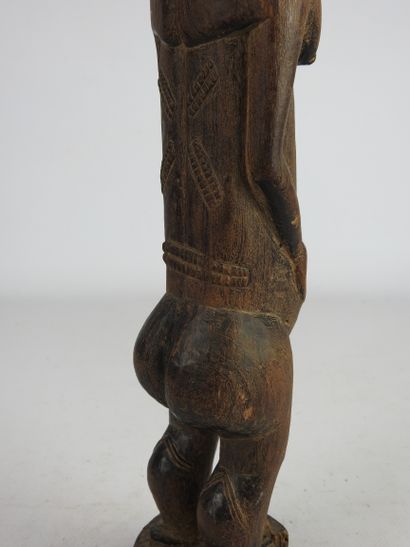 null Statue féminine, BAOULE, Côte d'Ivoire.

Bois, patine d'usage.

Haut : 44,5...