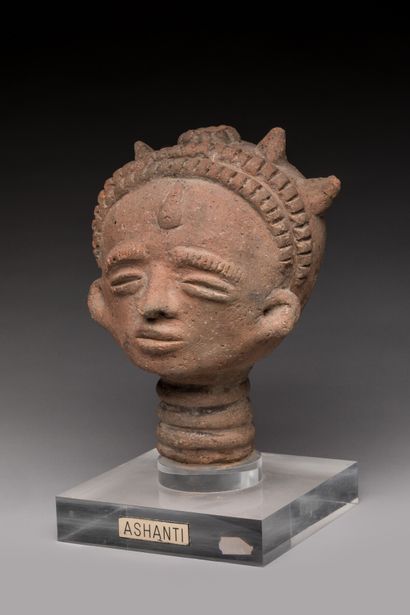 null ASHANTI, Ghana.

Terre cuite.

Tête commémorative d'une femme de l'aristocratie,...