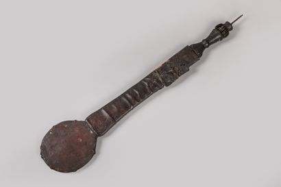 null YAKA, Democratic Republic of Congo.

Iron, leather, copper, wood.

Short sword...