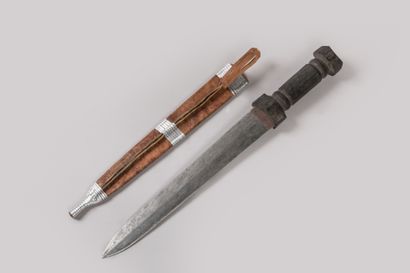 null Antique dagger, TOUAREG.

Iron, leather, white metal, wood.

Length : 41,5 ...