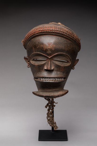 null Cihongo" male mask, TSHOKWE, Democratic Republic of Congo.

Carved and scarified...
