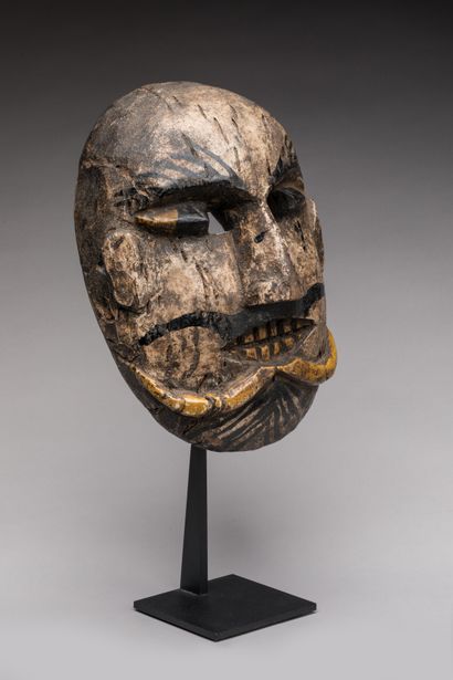 null Masque RAJBANCHI, Népal.

Bois, polychromie ancienne.

Haut : 30,5 cm. Larg :...