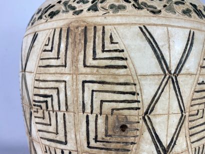 null CHINE.

Grande jarre Cizhou en grès émaillé à décor de motifs stylisés et caractères...
