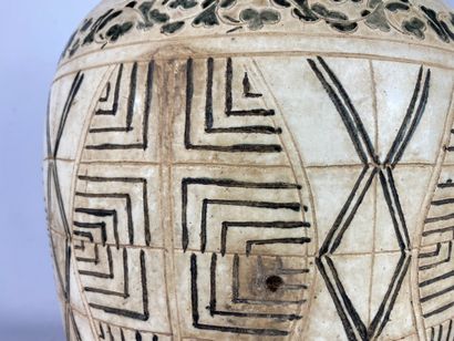 null CHINA.

Large Cizhou stoneware jar with stylized motifs and auspicious characters.

Yuan/Ming...