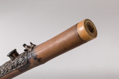 null CHINA.

Old opium pipe, the tube in bamboo, the mouthpieces in bone or ivory....