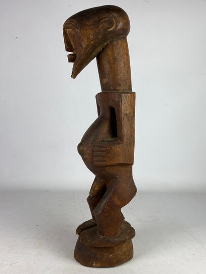 null Statue masculine, SONGYE, République Démocratique du Congo.

Bois, patine brune.

Haut :...