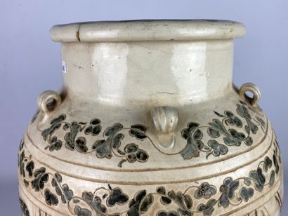 null CHINA.

Large Cizhou stoneware jar with stylized motifs and auspicious characters.

Yuan/Ming...