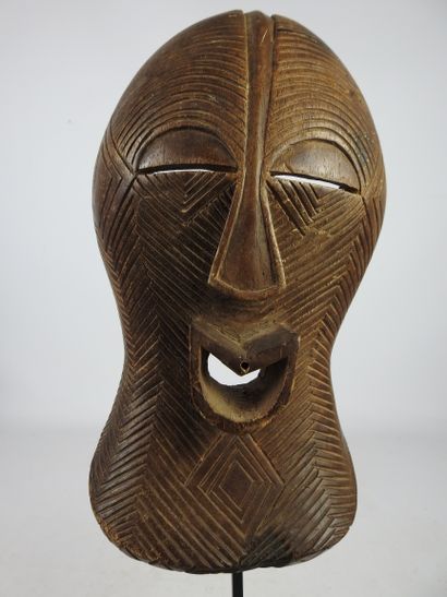 null SONGYE, République Démocratique du Congo.

Bois sculpté et strié, pigments.

Masque...