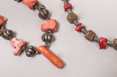 null TIBET.

Deux beaux colliers ethniques composés de perles argentées, corail rouge,...