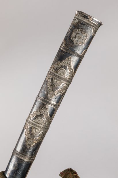 null BIRMANIA.

Silver, iron, ivory, cord.

Dha" sword with scabbard and cord.

The...