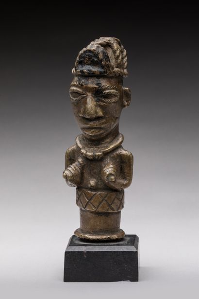 null YOROUBA, Nigeria.

Bronze statuette representing a woman's bust, hands on her...