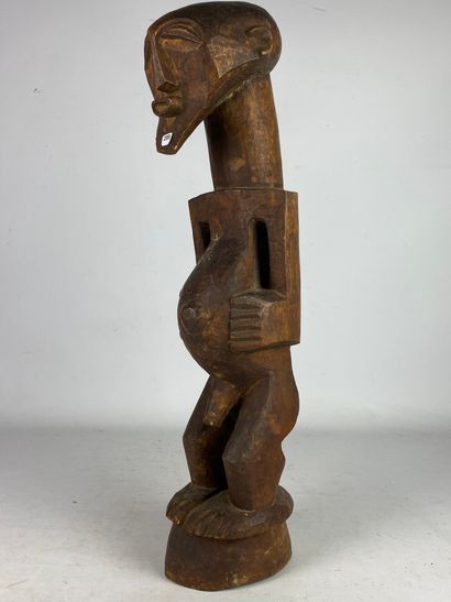 null Statue masculine, SONGYE, République Démocratique du Congo.

Bois, patine brune.

Haut :...