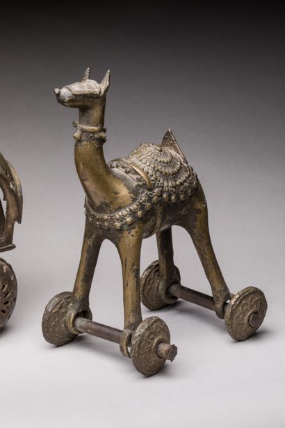 null INDIA, Bastar region.

Bronze votive statuettes on wheels showing two horses...