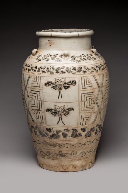 null CHINA.

Large Cizhou stoneware jar with stylized motifs and auspicious characters.

Yuan/Ming...