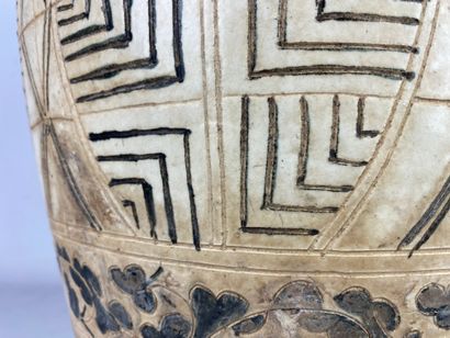 null CHINA.

Large Cizhou stoneware jar with stylized motifs and auspicious characters.

Yuan/Ming...