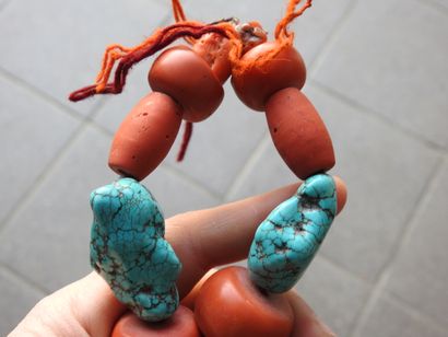 null TIBET.

Argent, turquoise, corail rouge.

Collier composé de perles de turquoise...