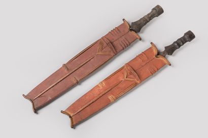 Deux épées courtes « mpuku » avec étui, SALAMPASU,...
