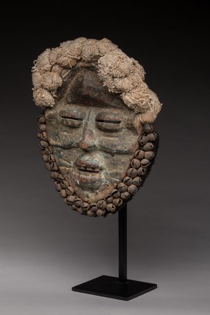 null DAN GUERE mask, Ivory Coast.

Wood, bells, polychromy, cotton.

Height : 27...