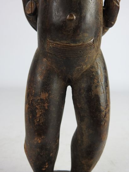 null BAOULE, Côte d'Ivoire.

Bois, patine brun-foncé.

Statue maternité représentant...