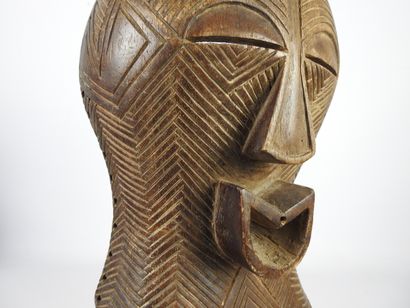 null SONGYE, République Démocratique du Congo.

Bois sculpté et strié, pigments.

Masque...