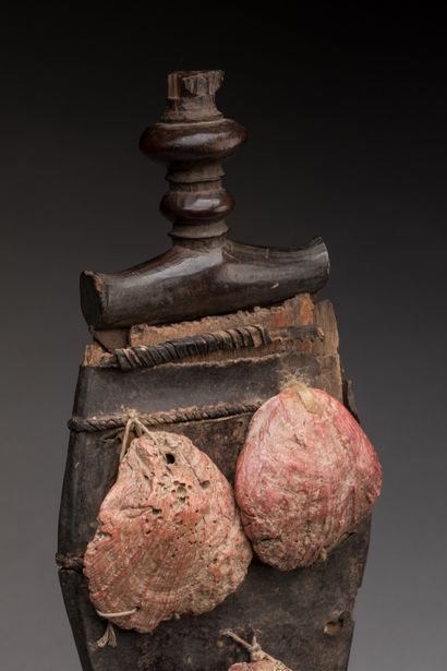 null BAOULE, Ivory Coast.

Wood, iron, leather, spondylus senegalensis shells, patina...