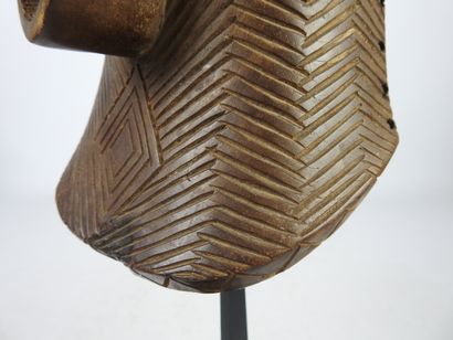 null SONGYE, Democratic Republic of Congo.

Carved and striated wood, pigments.

Female...